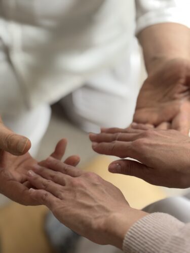 指先の物理学：ヘバーデン結節や強張りを引き起こす「構造のゆがみ」と「クッション材」の欠乏