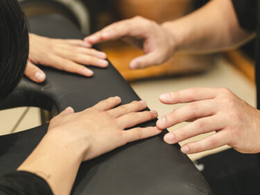 「20年前の20年前のケガ」を脳は忘れない。あなたの肩こりが治らないのは、脳の「バグ」のせい？